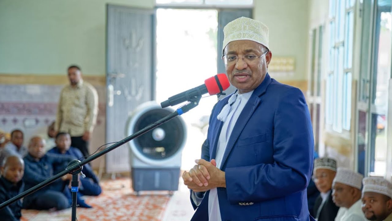 RAIS MWINYI KATIKA DUA YA KUIOMBEA NCHI PEMBA