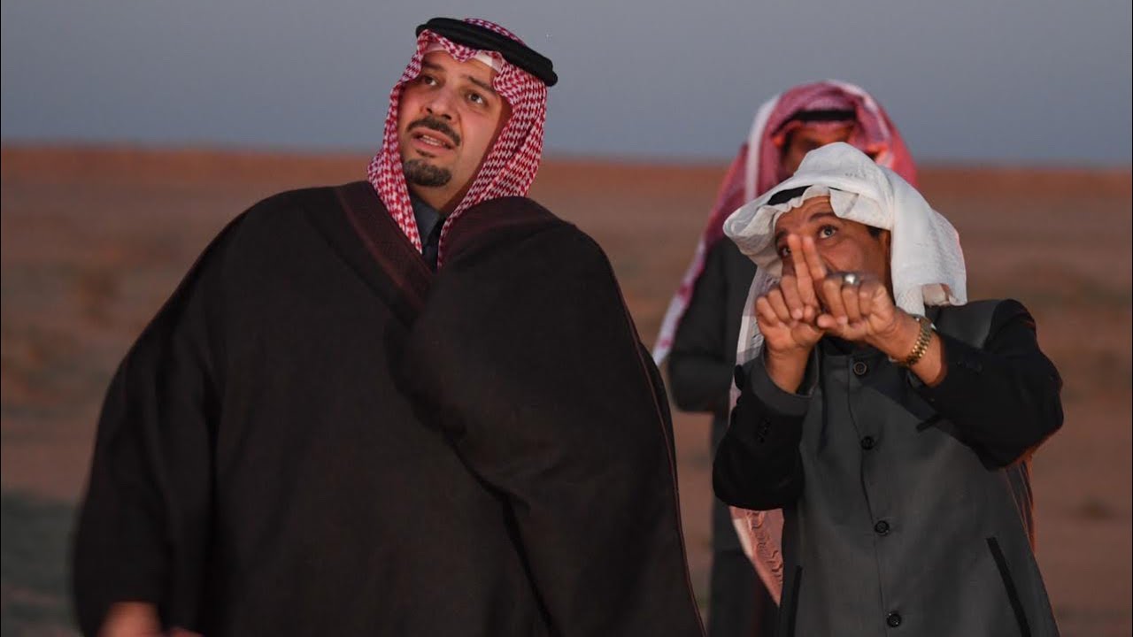 الأمير فيصل بن خالد وخالد الزعاق في صحراء منطقة الحدود الشمالية يرصدان اقتران زحل والمشتري