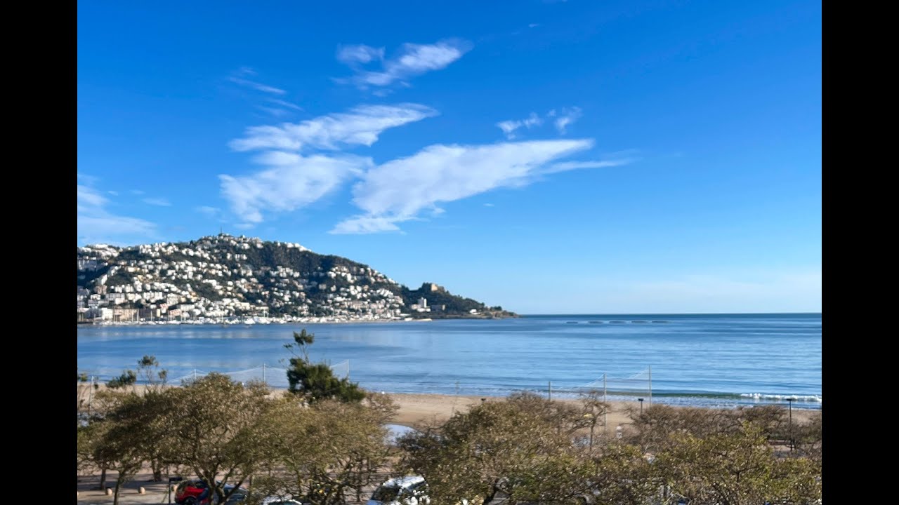 Apartamento en primera línea de playa, preciosas vistas al mar, piscina y parking privado