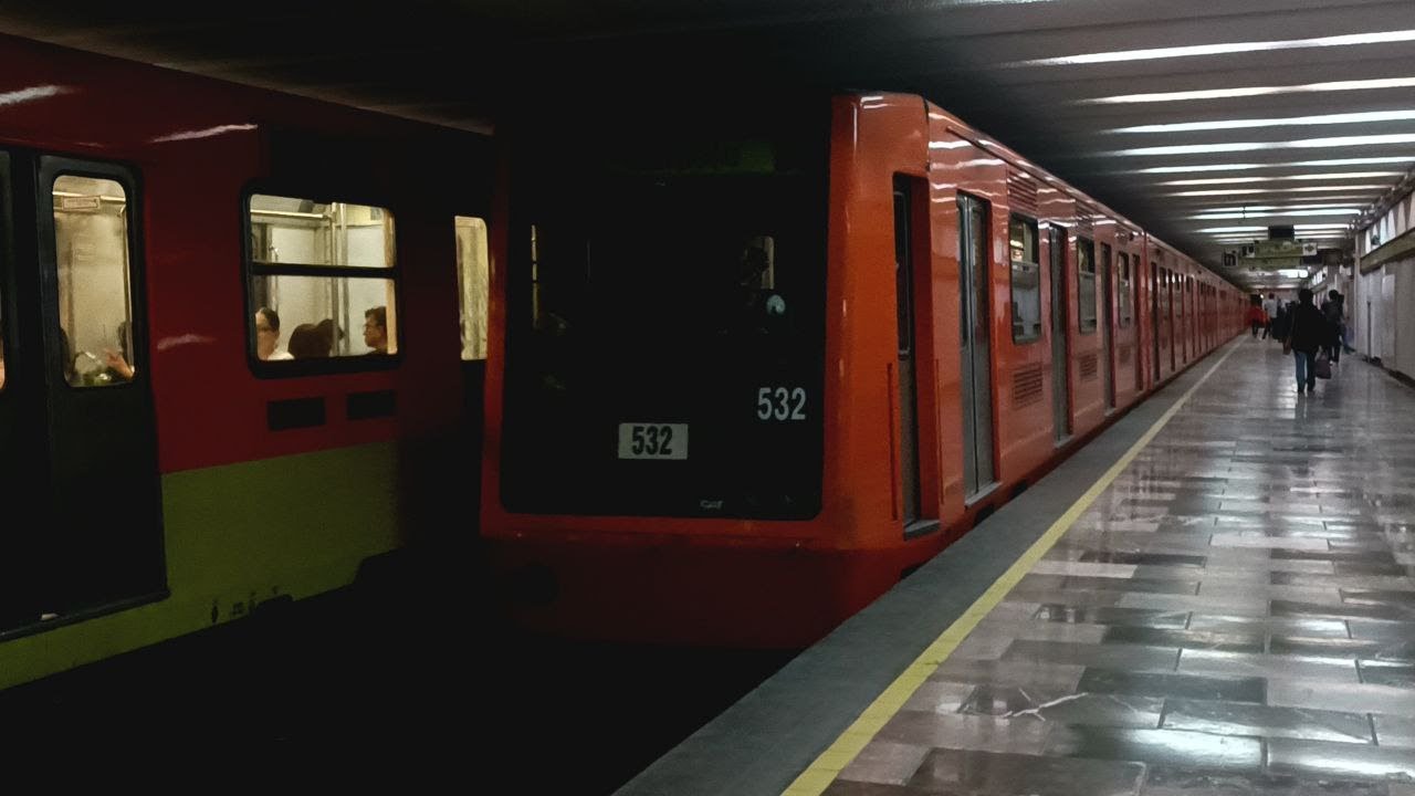 Trenes en NM-79 y NE-92 en la estación Coyoacán de la Línea 3 del Metro CDMX.