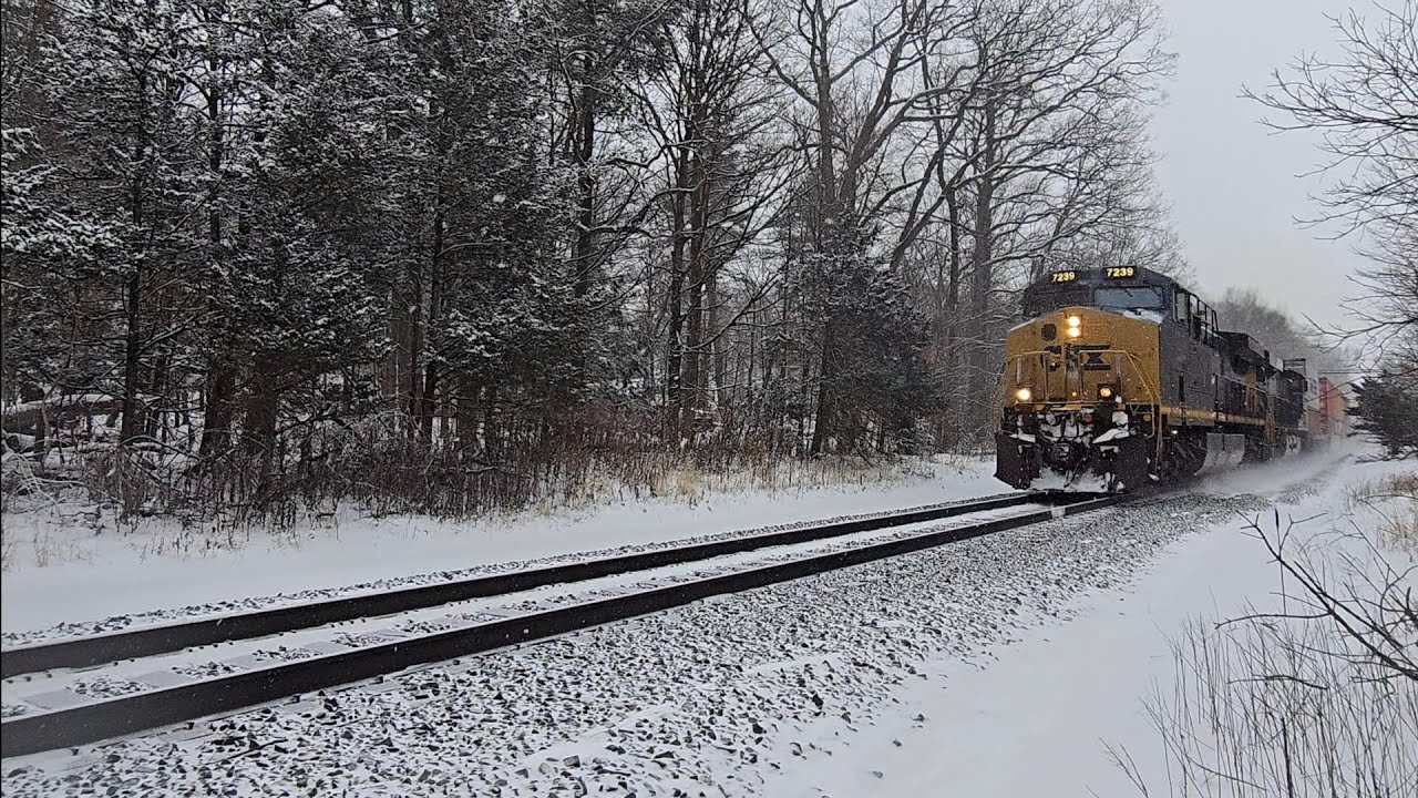CSX Freight Train Locomotive 7239 sliding through a snowstorm in Saugerties NY (ASMR) 1.17.26