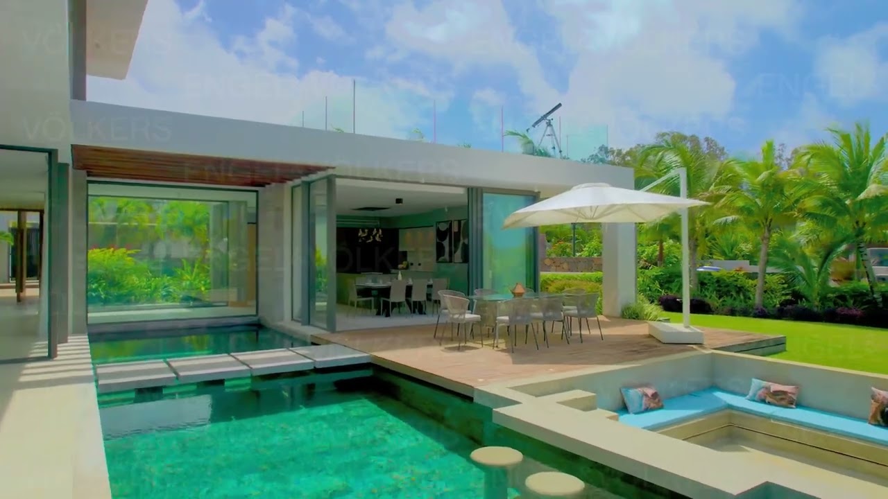 Refined Tropical Living in a Prestigious Golf Estate