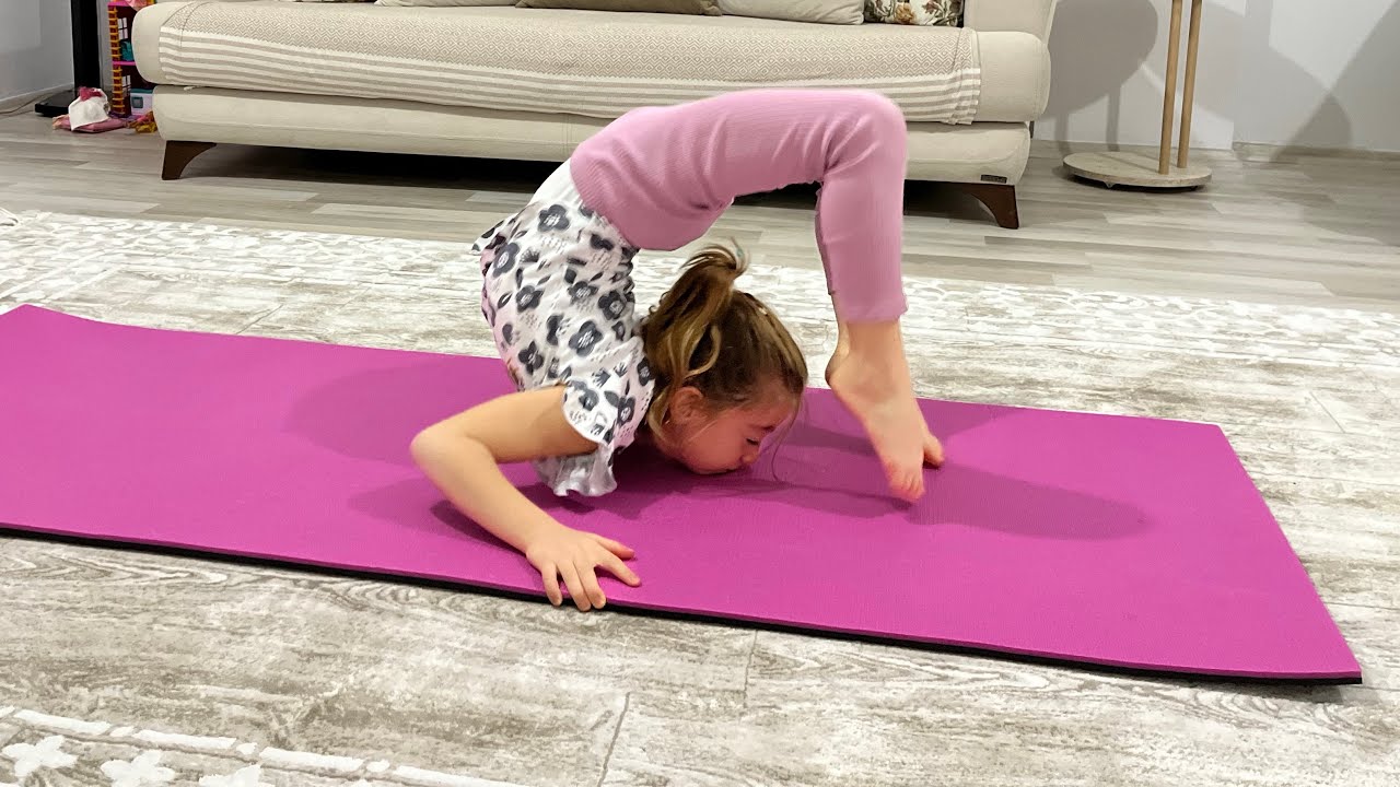 Lara ile jimnastik hareketleri yapma. Çocuklar için spor. Parende, sıfır açma, sgabat hareketi öğren