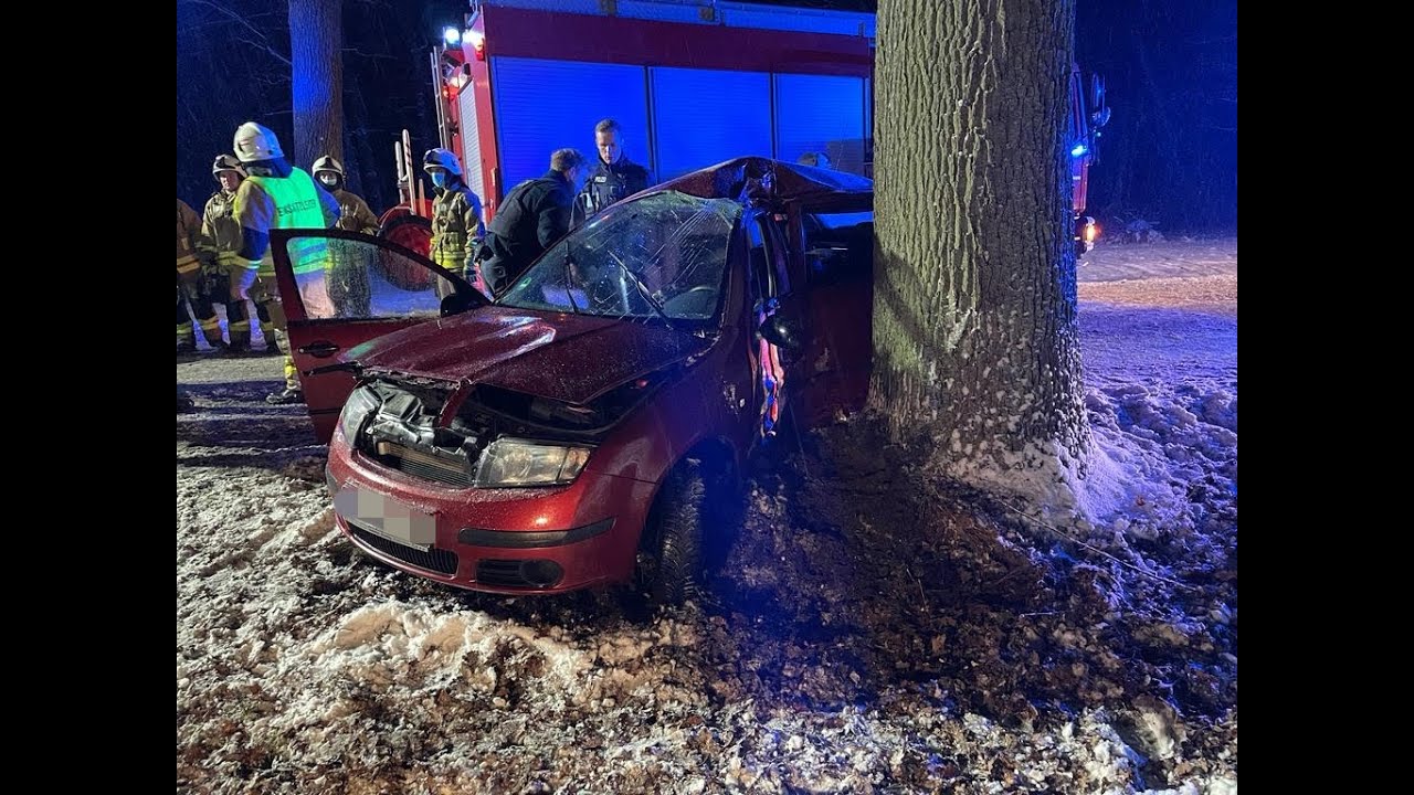 {🚒🚑 🚓Schwerer Glätteunfall❄️🌳🚗} FRAU (31) kracht mit Pkw bei Lindow gegen Baum und wird eingeklemmt