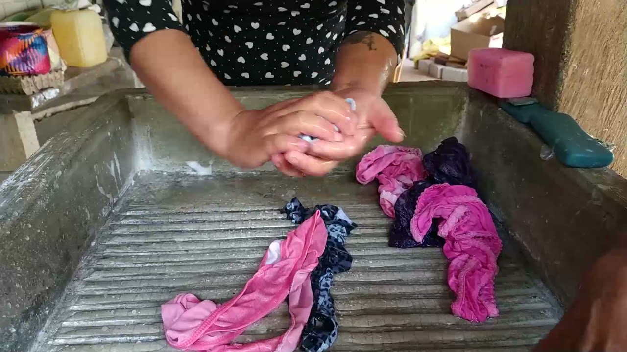 Lavando a mano: le enseño a mi hija cómo lavar y desinfectar la ropa interior de mujer