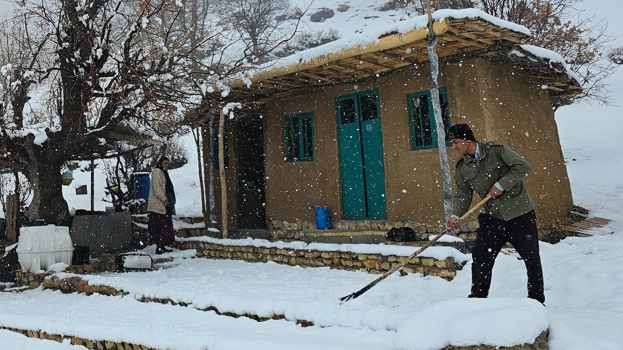 Heavy snow and stormy skies in the nomadic region: Asghar's family was trapped in the snow❄️⛈️