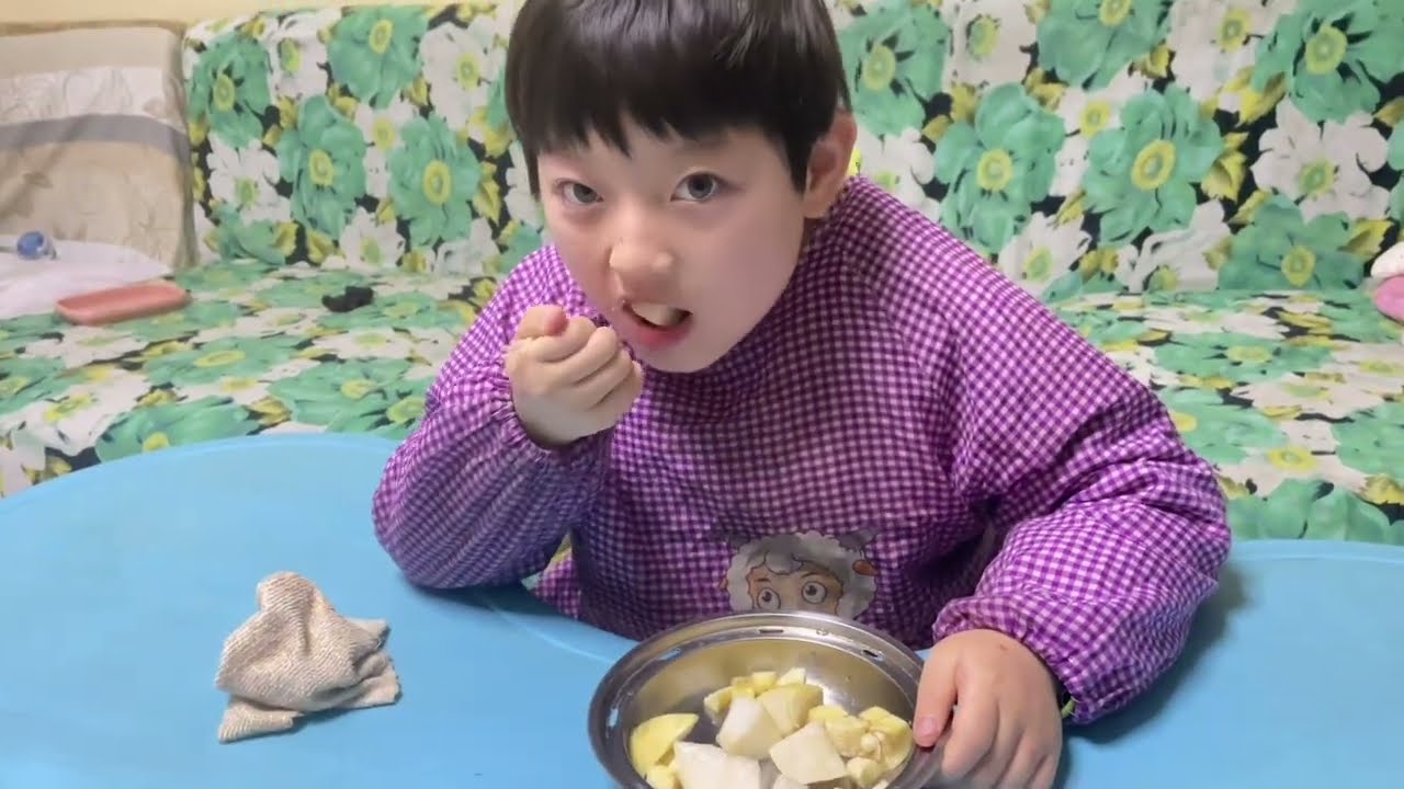 耍赖挨打过后看她求安慰的样子，像及了几岁小孩？最后表现还可以