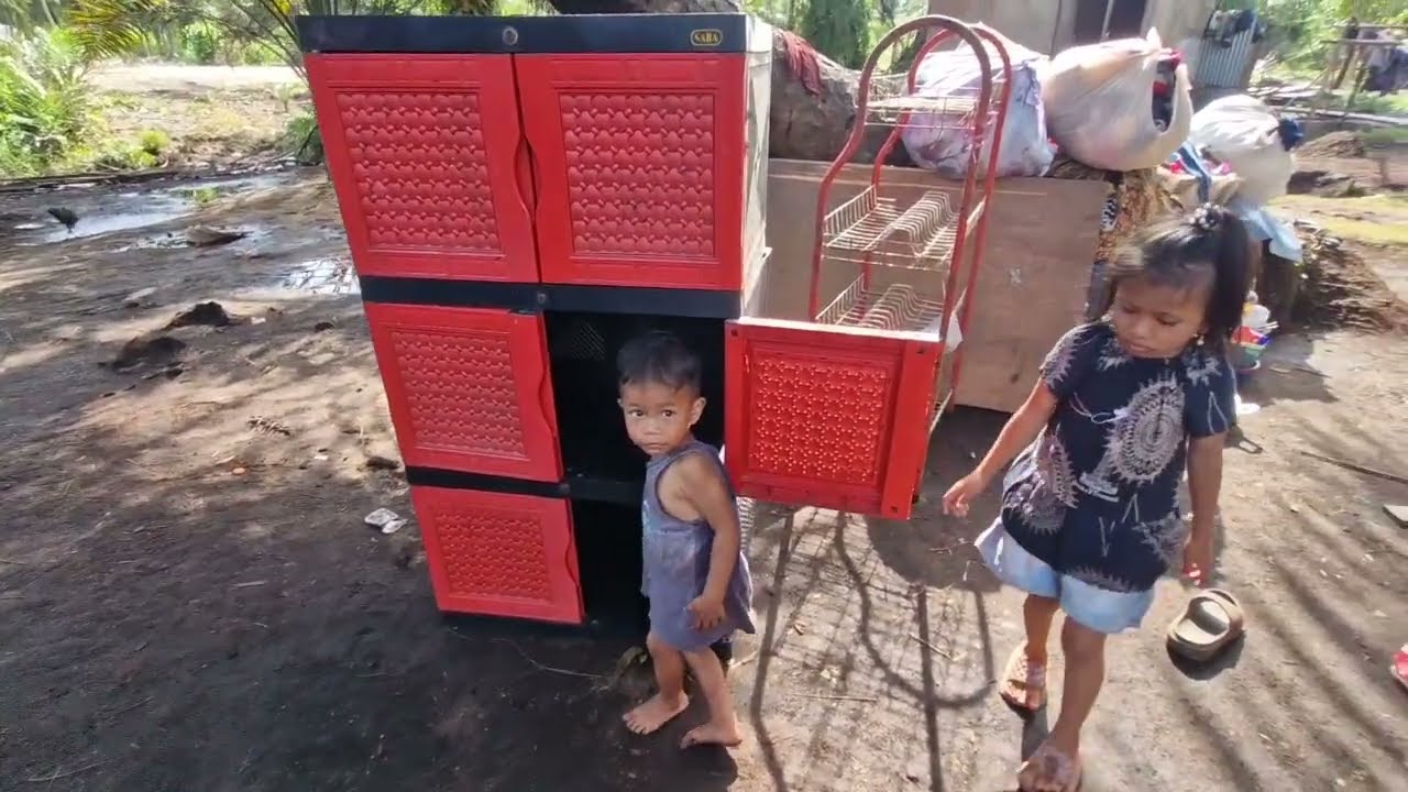 Terpaksa kita bongkar aja dulu rumah Mak kak Nana karena takut menimpa anak-anak 