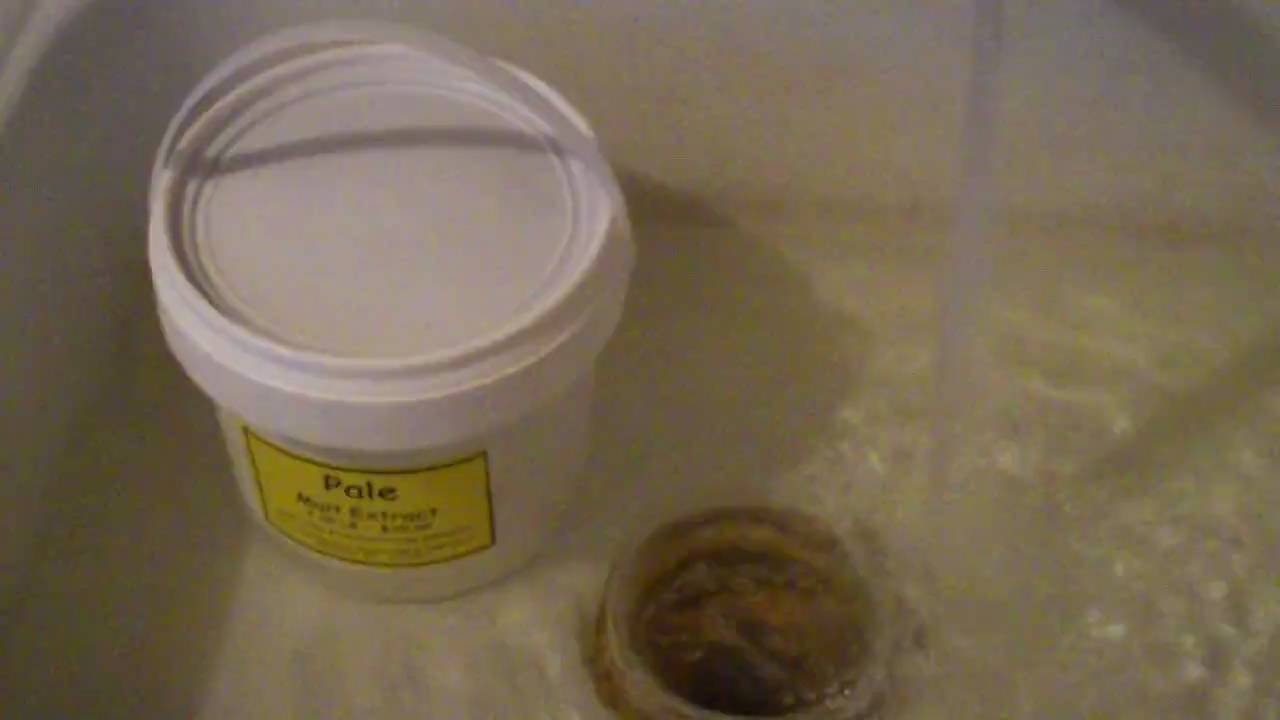 Beer making - Step 5 - Place Malt Extract in hot water to soften