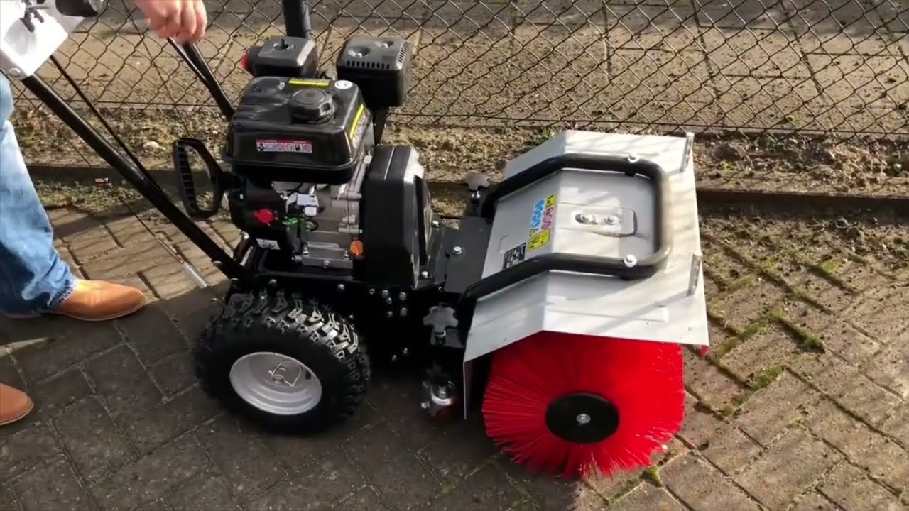 Lumag veegmachines, ideaal voor de particuliere gebruiker. Compleet met opvangbak en sneeuwschuif.