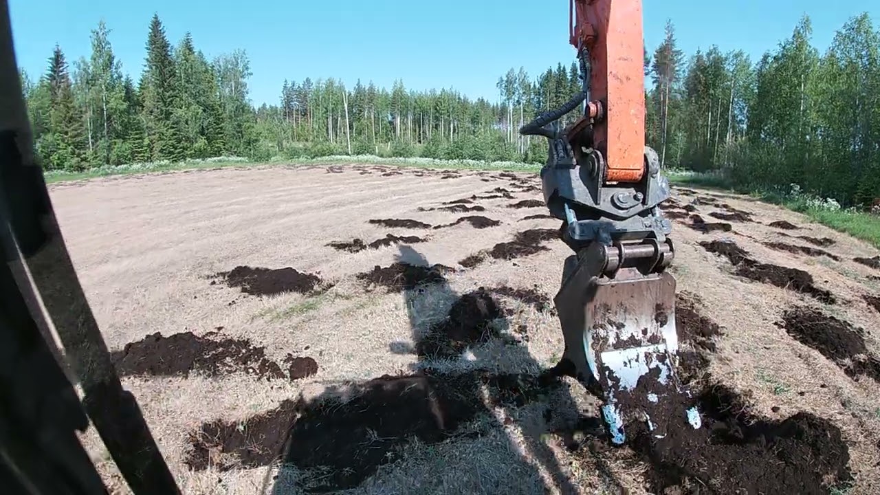 Pitkästä aikaa video.. pellon muokkausta hitachi 130
