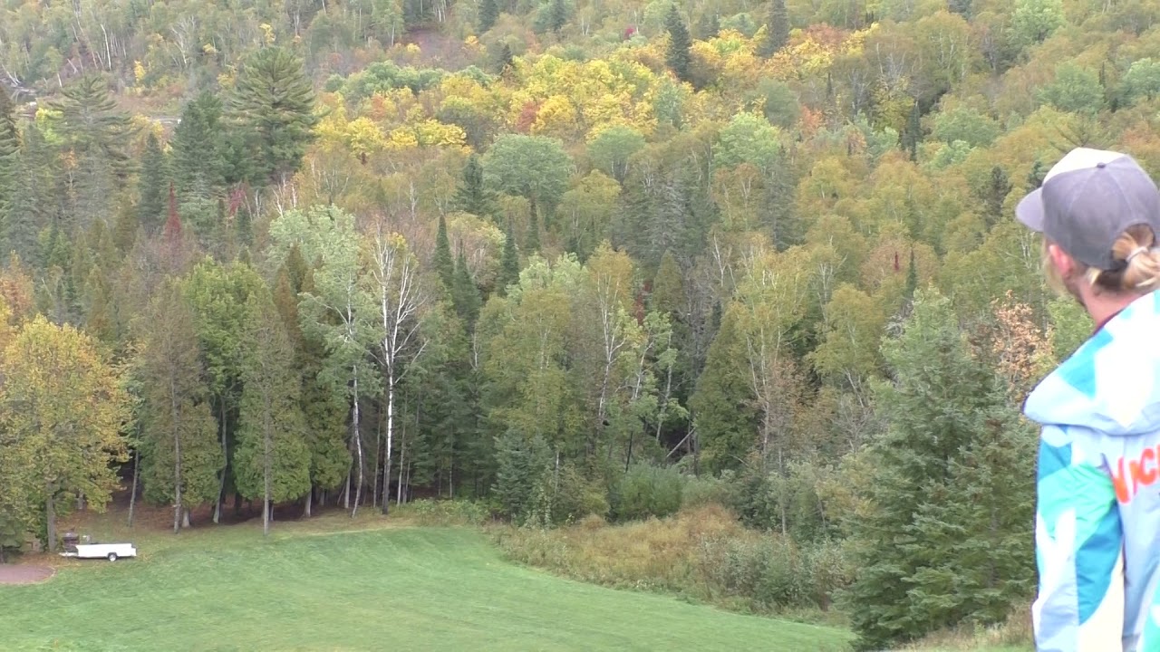 Ian Burchett parks the 700' hole 1 at the 2021 Lake Superior Open.