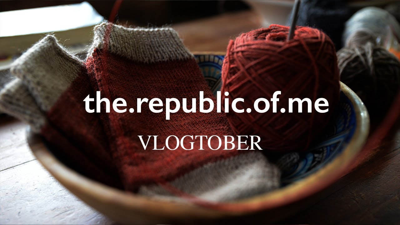 Vlogtober 2024 /days 3 and 4 / handknit socks + raglan progress + airport and messed up back