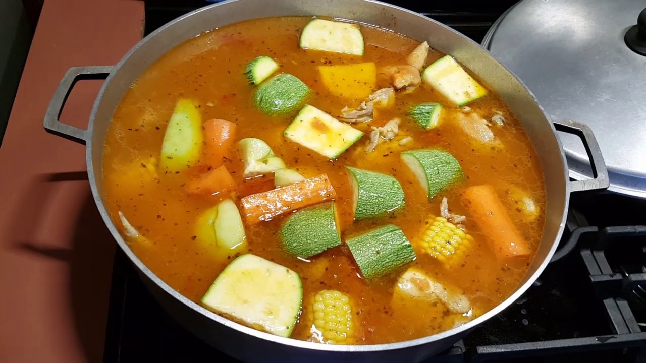Sopa de pollo echa por una hondureña.deliciosa sopa..