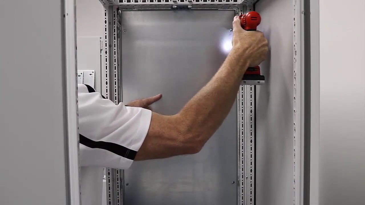 Installing a partition wall between bayed TS 8 large enclosures