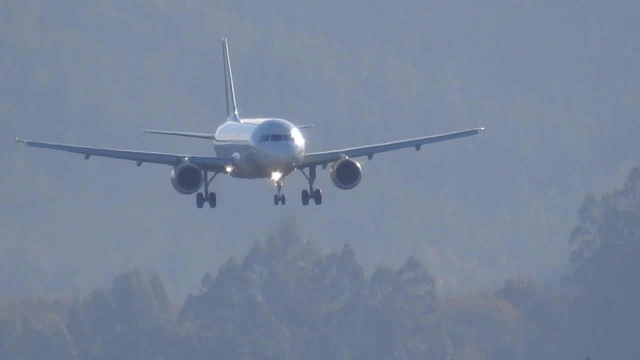 Scary Plane Landing in Bilbao,LEBB. Spain; High winds rock plane as it lands