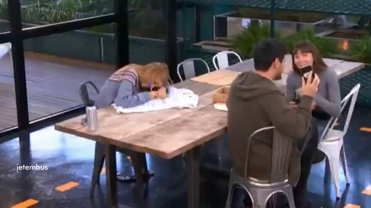 Cepeda y Aitana charlan mientras esperan para ir a plató a ensayar. OT2017