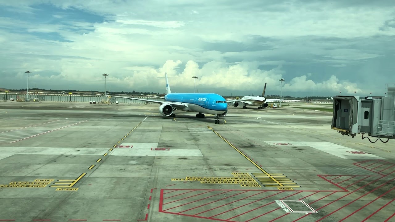 KLM Royal Dutch Airline [Boeing B777-300] arriving @ Singapore Changi Airport