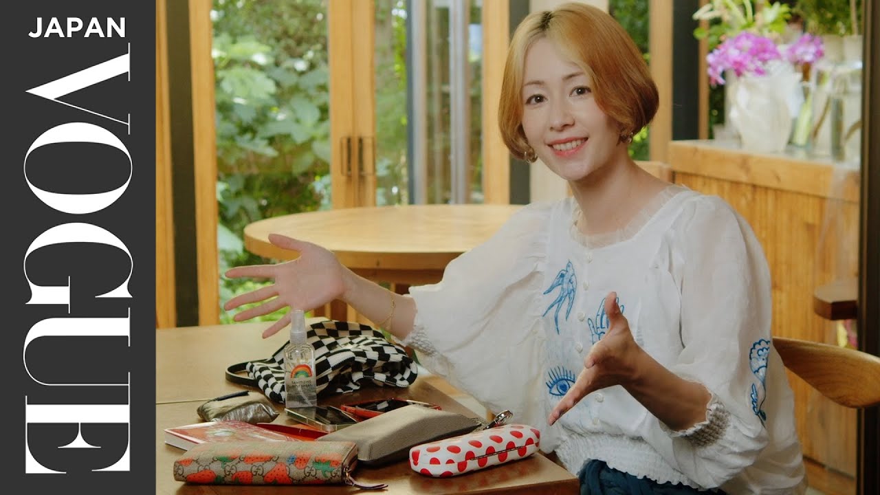 木村カエラのバッグの中身は？彼女らしさ全開のポップなバッグの中身を公開！| In the Bag | VOGUE JAPAN