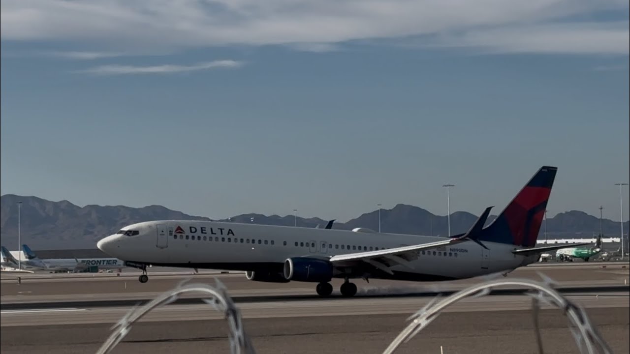 Delta Airlines Boeing 737-932(ER) (N890DN) arrives in Las Vegas