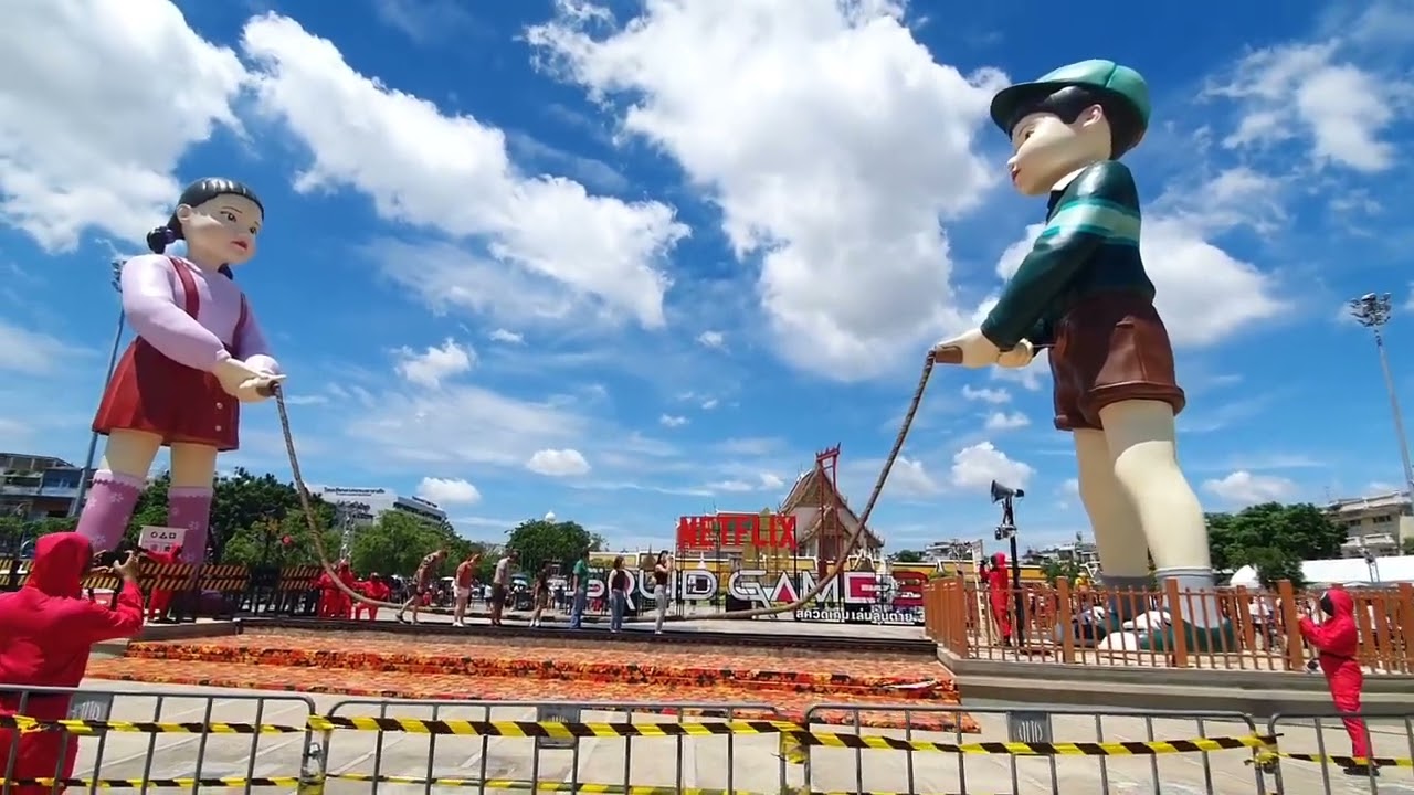 The iconic Squid Game dolls in Bangkok โกโกวาและเพื่อนบุกเสาชิงช้า
