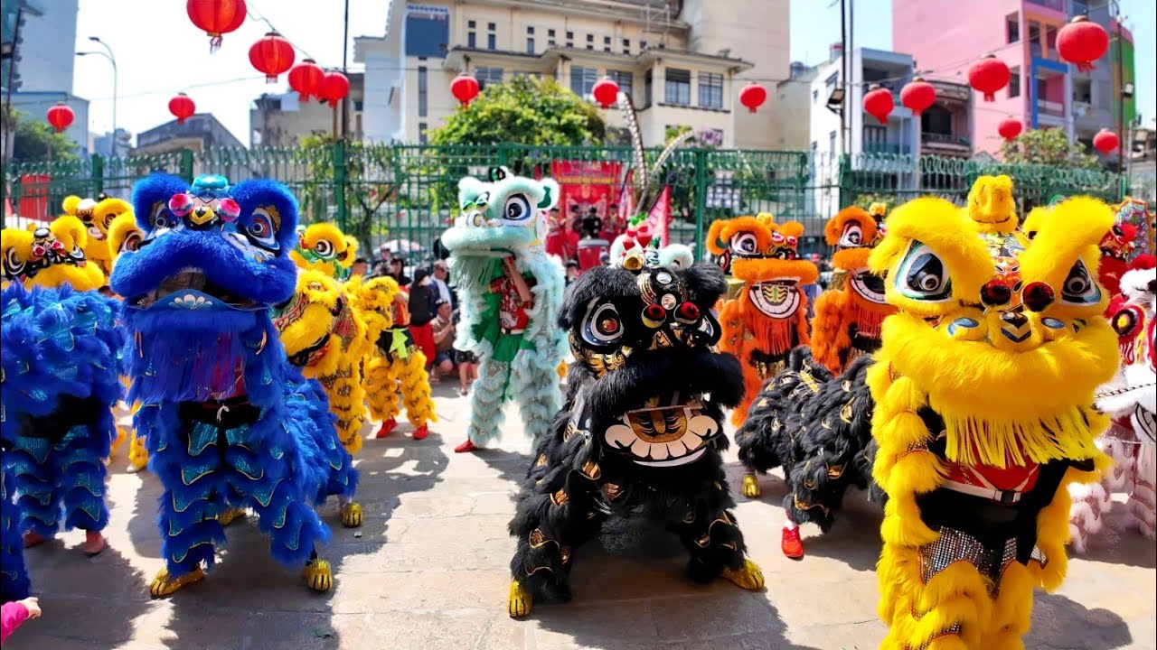 Múa lân tết 2026 LSR Khánh Anh khai quang điểm nhãn Lân Sư Rồng Tết 2026
