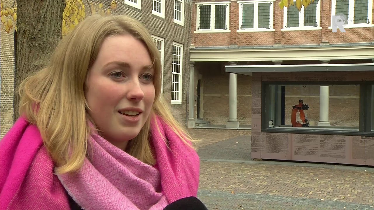 In Dordrecht kun je een robot de Statenbijbel zien herschrijven