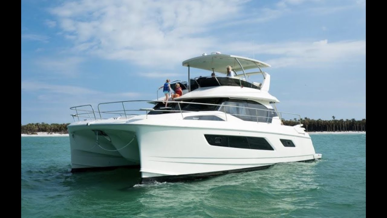 Осмотрите моторный катамаран Aquila 44.