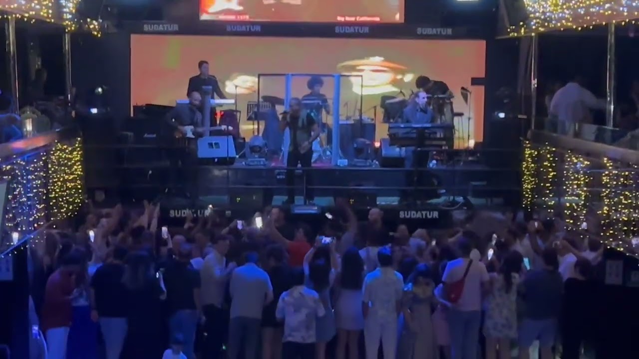 اکنسرت پیروز در کشتی Suda Tour استانبول | Pirooz Live in Istanbul Boat Concert#blackcats #بلک_کتس