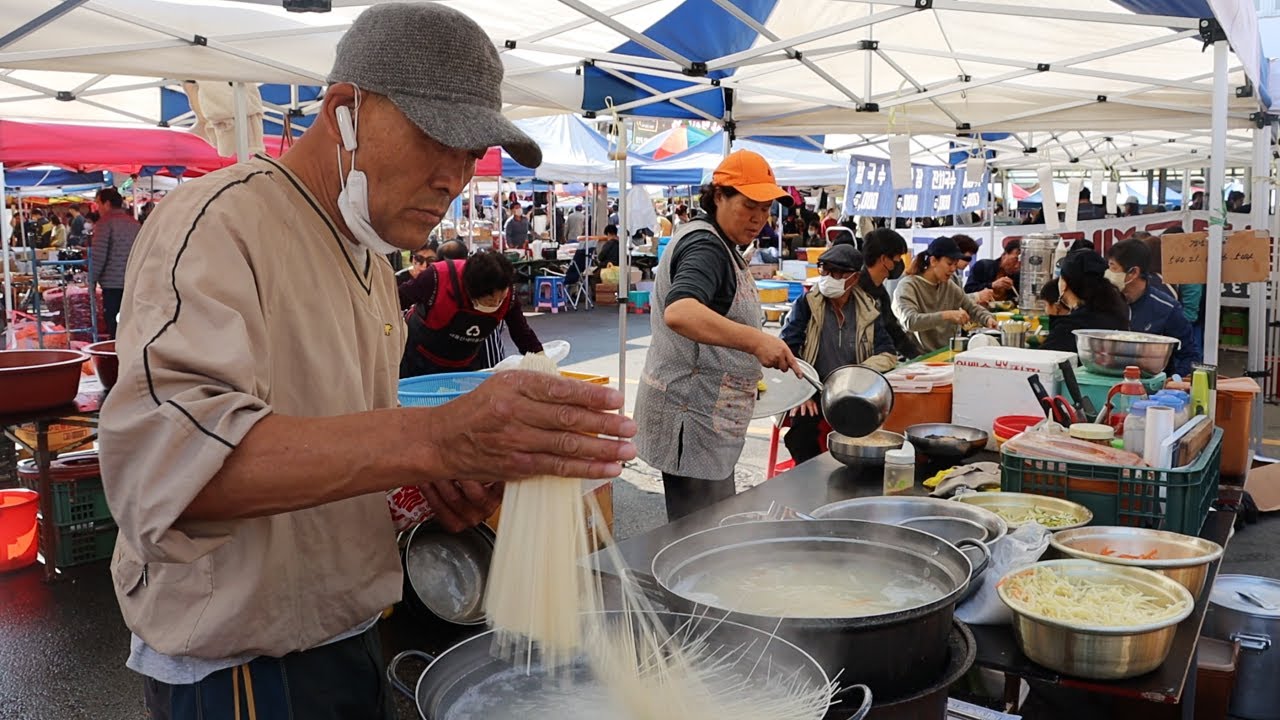 하루 천그릇 우습게 팔리는 난리난 오일장 국수?! 늦으면 못먹어 새벽부터 줄서는 곳 Korean street food