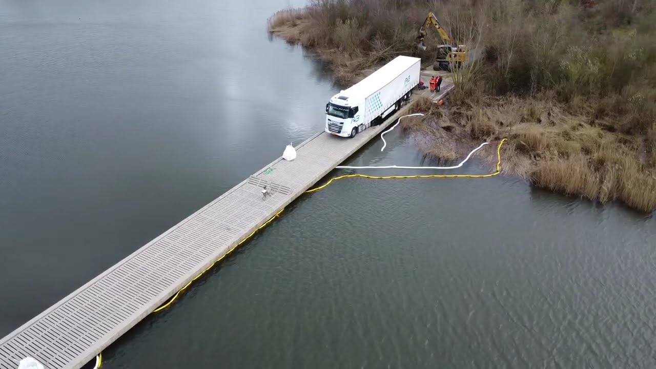 Trekker met oplegger gestrand op Biesbosch fietsbrug