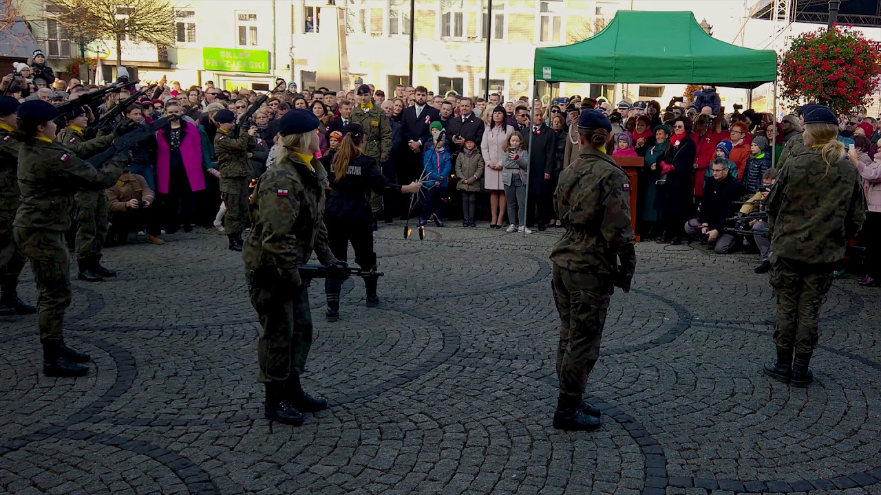 Musztra paradna i taniec z ogniem (ZSEiM w Chełmie, 11.11.2018 r., Chełm)