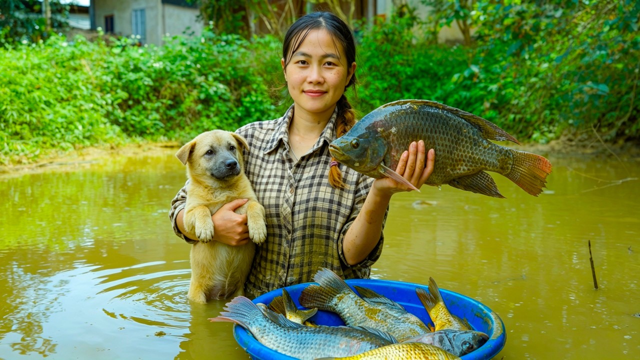Country Life Single Mom and Child Living Off Fishing - Catching Giant Fish and Selling at the Market