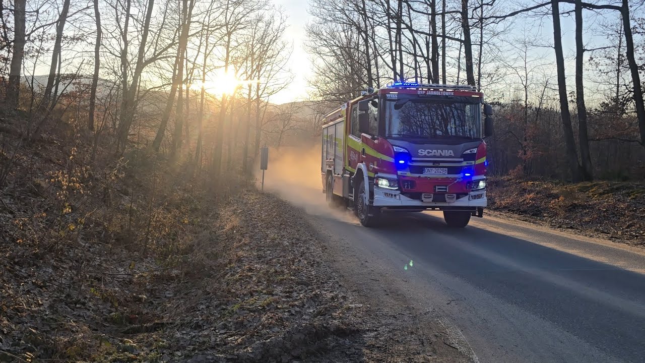 OSP Jarnołtówek oraz patrol policji alarmowo do wypadku na przejeździe kolejowym