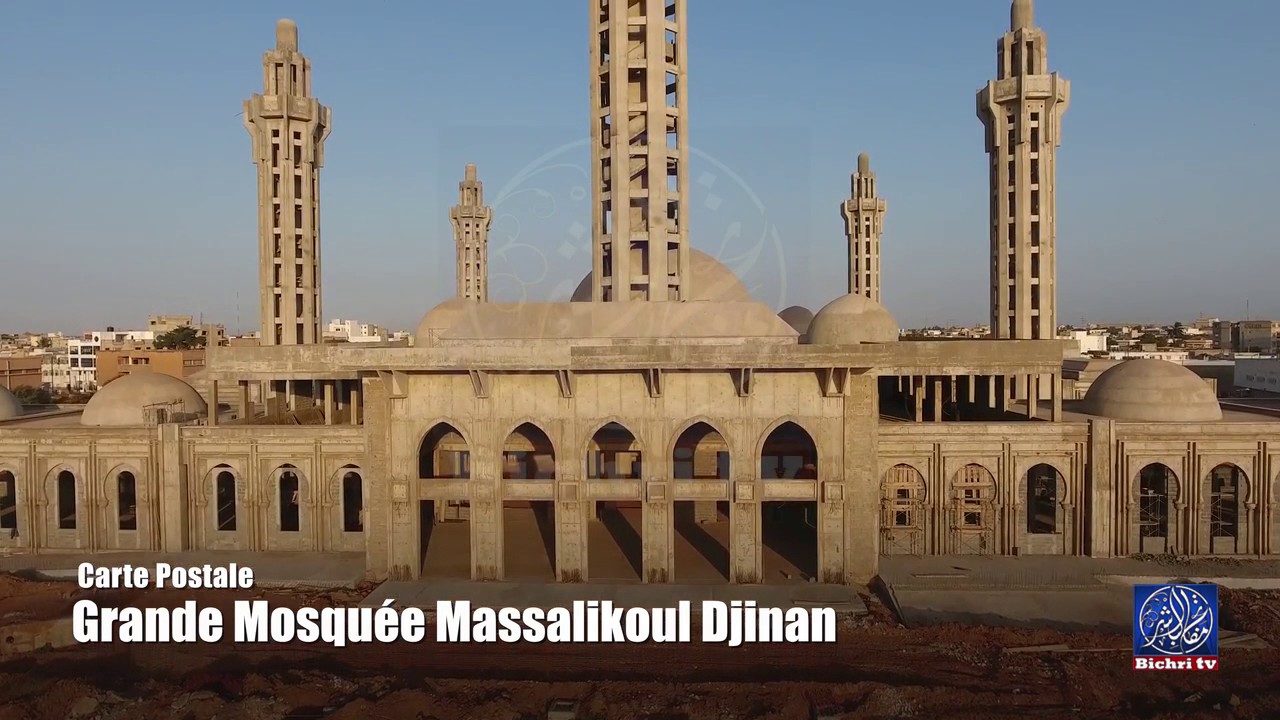 Carte Postale: Vue aérienne de la Grande Mosquée Massalikoul Djinan (la version complète)