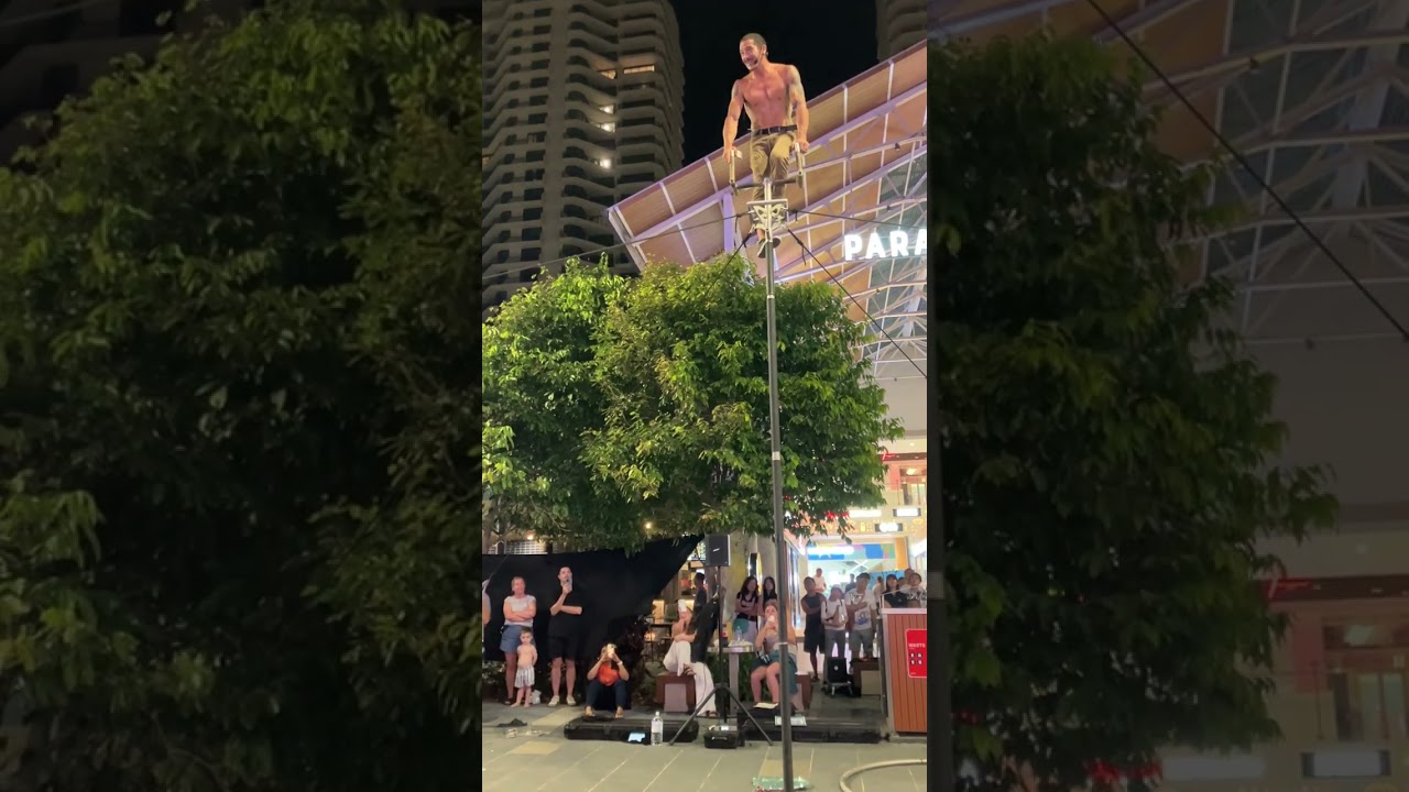 Street artist in surfer paradise 