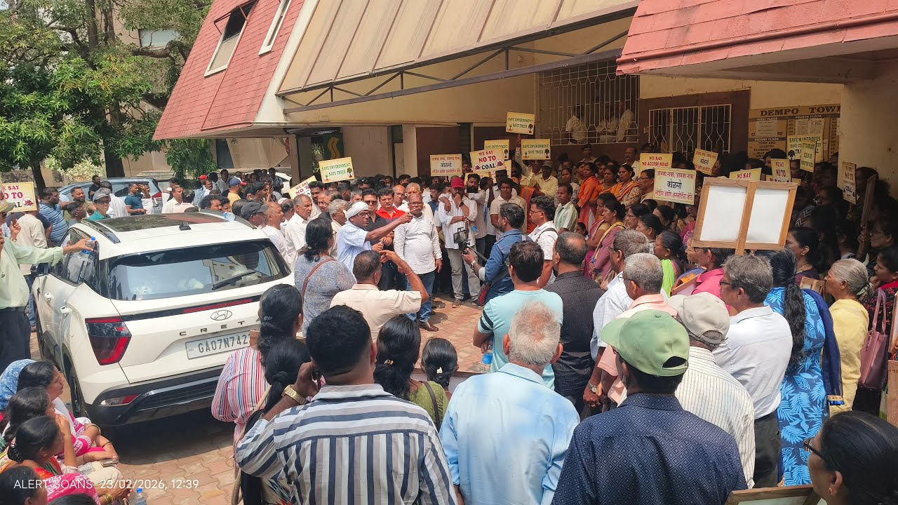 LIVE LARGE CROWD GATHER OUTSIDE POLLUTION CONTROL OFFICE AGAINST COAL