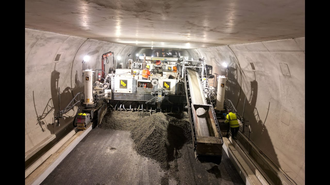 Vgradnja betonskega vozišča v novi cevi predora Karavanke