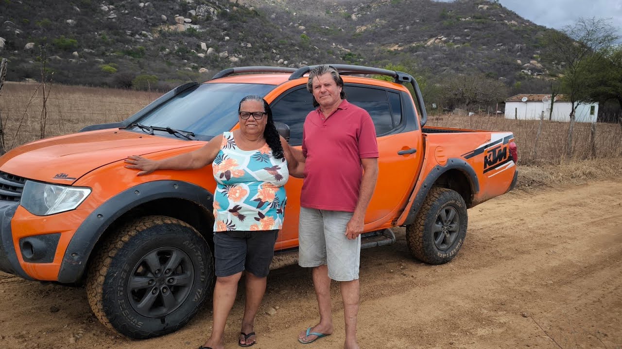 REPÓRTER MATUTO VISITANDO UMA FAMÍLIA DE SEGUIDORES NO SERTÃO DO PAJEÚ.