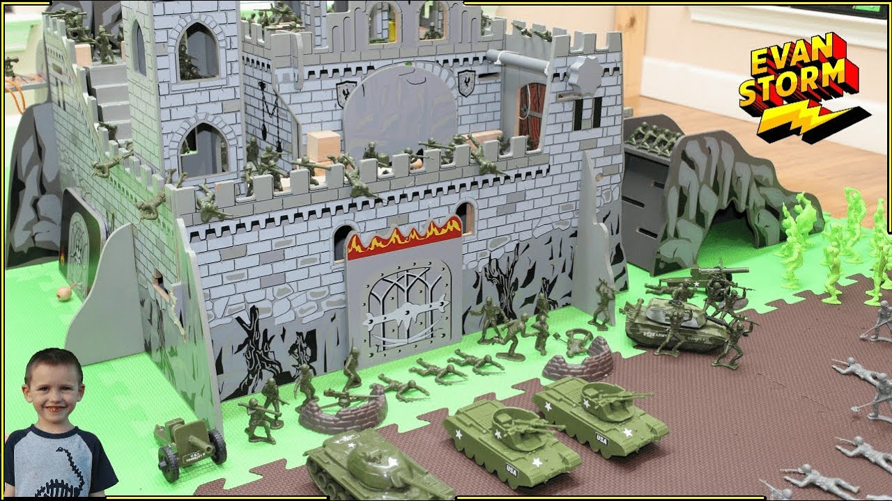 🏡 PLAY at HOME Castle Defense with Green Plastic Army Men VS Exosaur Gray Army and Hunters
