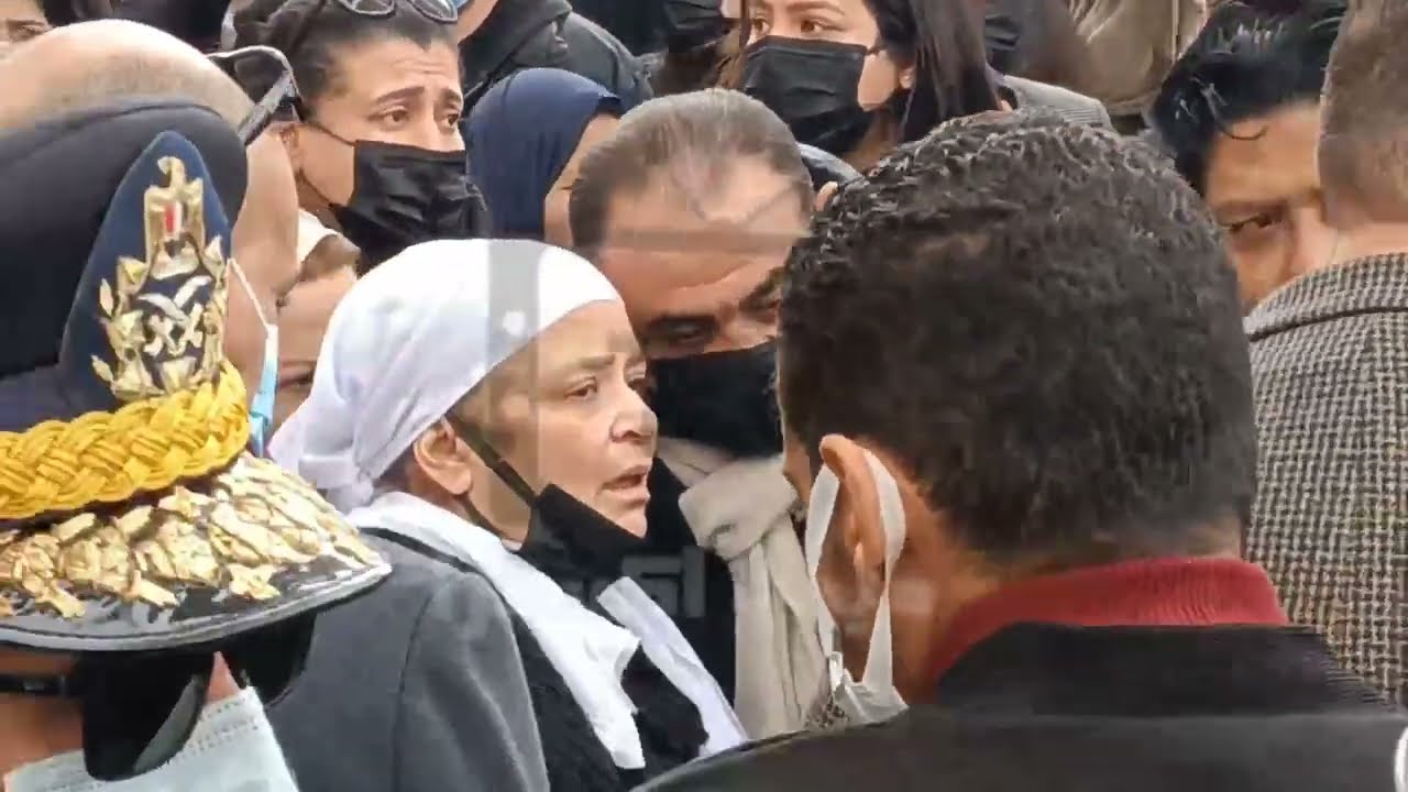حالة صعبة لزوجة ياسر رزق خلال وداعه بعد أداء الصلاة