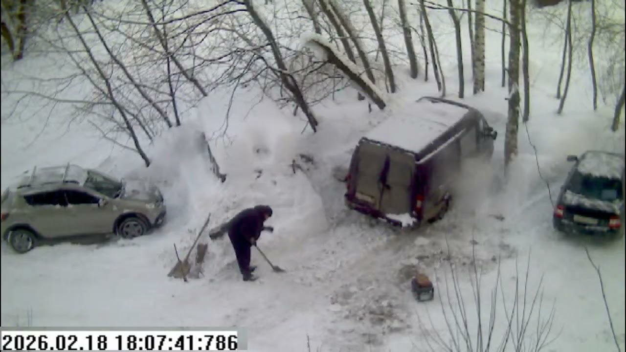 Борис Геннадьевич вызволяет свою колымагу из ледяного плена