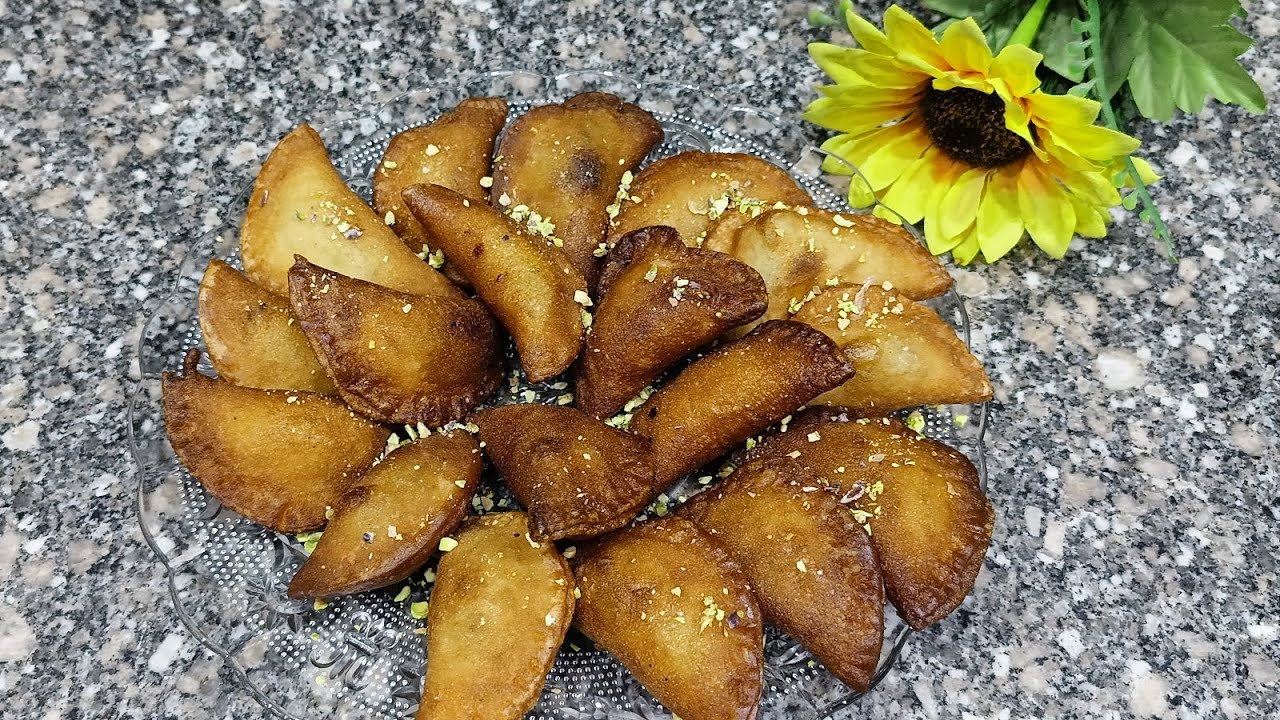 رمضان يعني قطايف هنعملها مع بعض من الالف للياء باسهل طريقه ومن اول العجينه لحد ما نحشيها ونقليها 