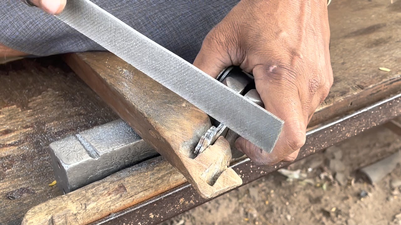 Hand made duplicate key making in roadside#skills #hardwork #sreet