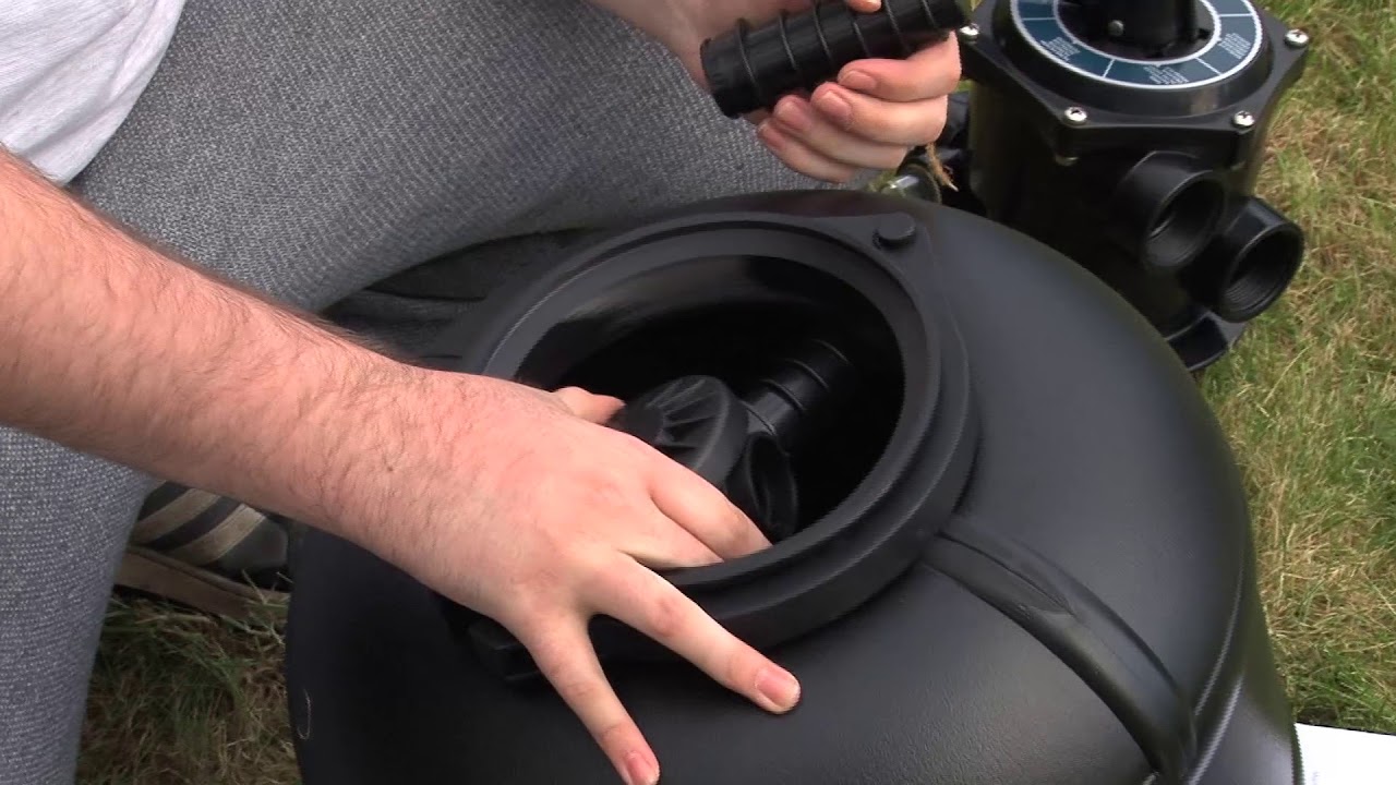 Comment installer une piscine hors sol - Mise en place du système de filtration  (Étape 6/6)