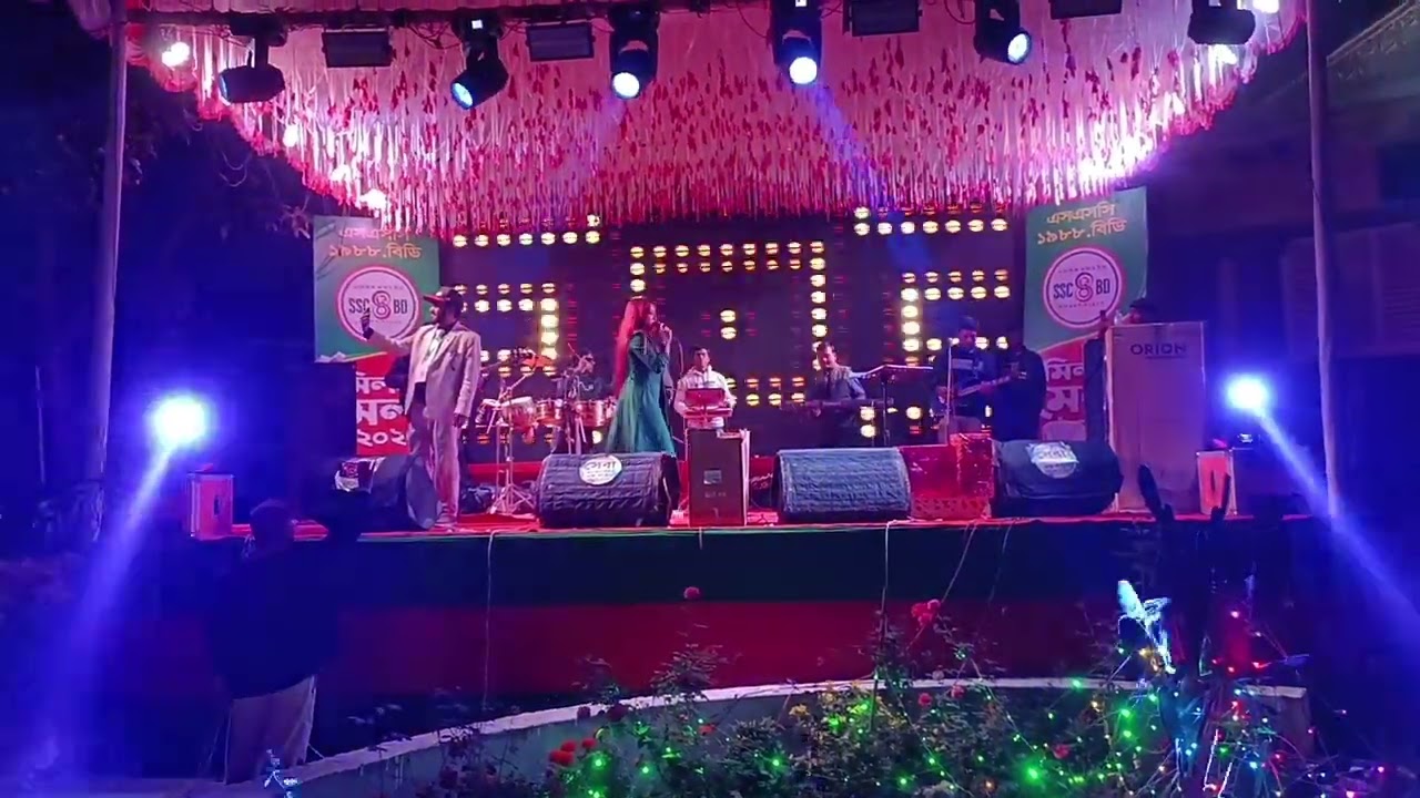 এস এস সি ৮৮ বিডি প্রোগ্রামে গান পরিবেশন এর দৃশ্য। 