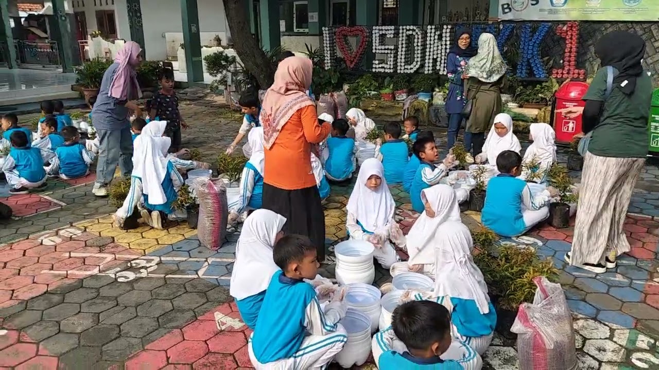 Gerakan caping cinta SDN Mangkukusuman 1 