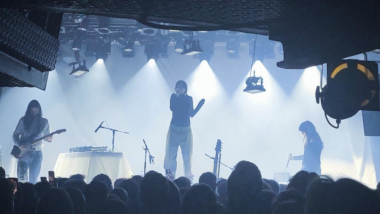 Underscores & Oklou – harvest sky Live @Melkweg, Amsterdam [Flashing Lights Warning]