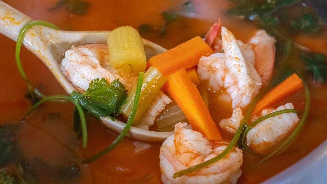 Nada Como un Caldito de Pescado con Camarón Bien Calientito