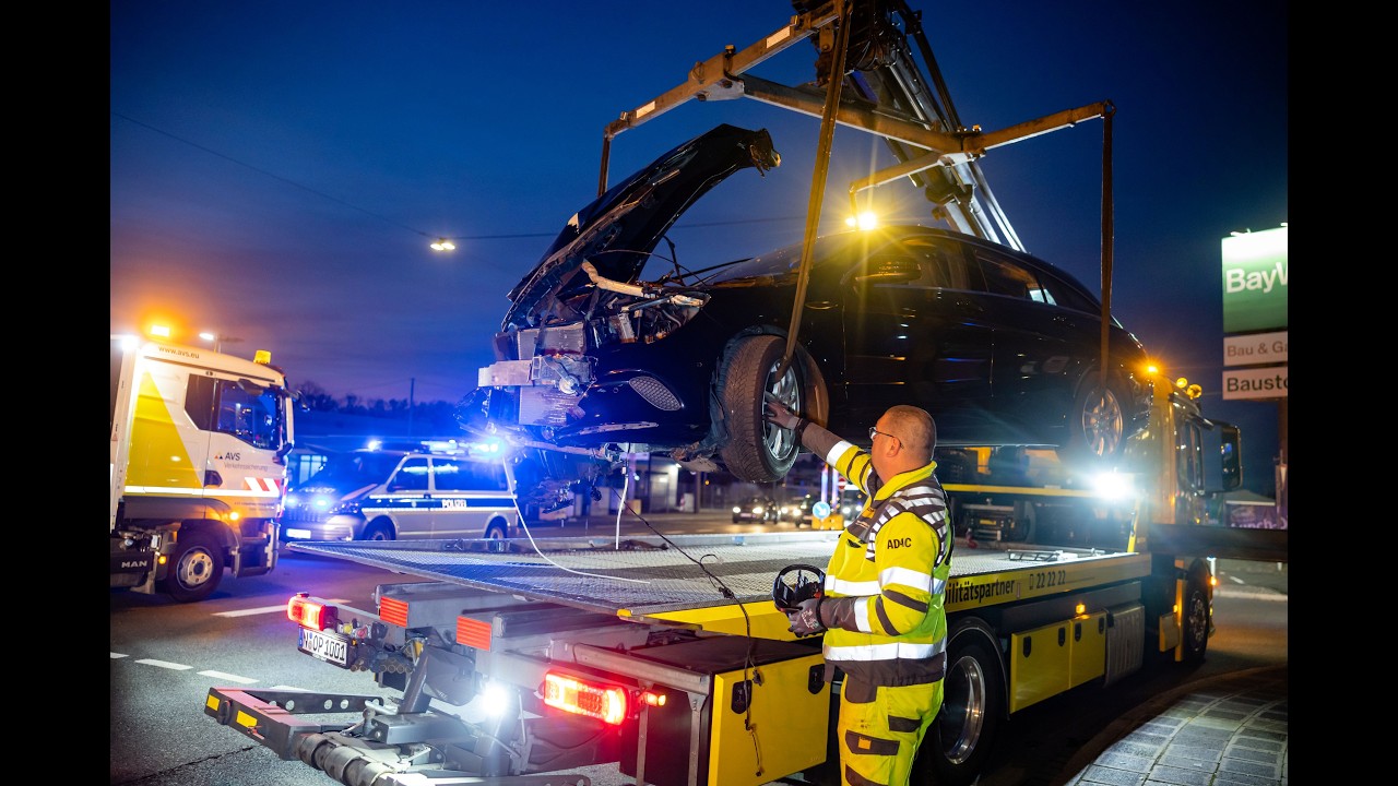 Mercedes kracht gegen Ampel und durchbricht Zaun